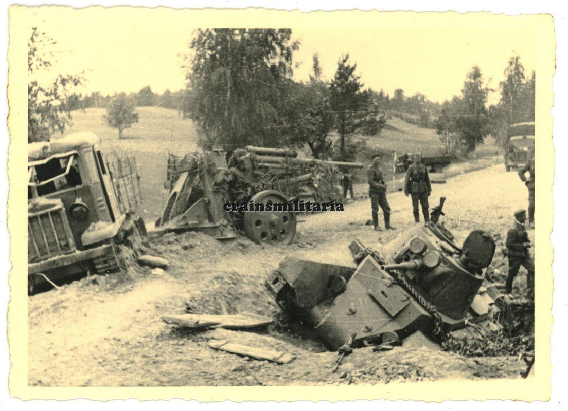 Orig. Foto 263.ID bei zerstörte Panzer T-26 Tank Flak Geschütz in Russland 1941