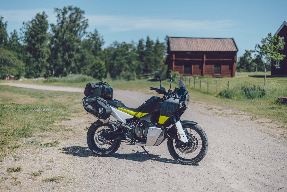 Большой фотосет мотоцикла Husqvarna Norden 901 2022