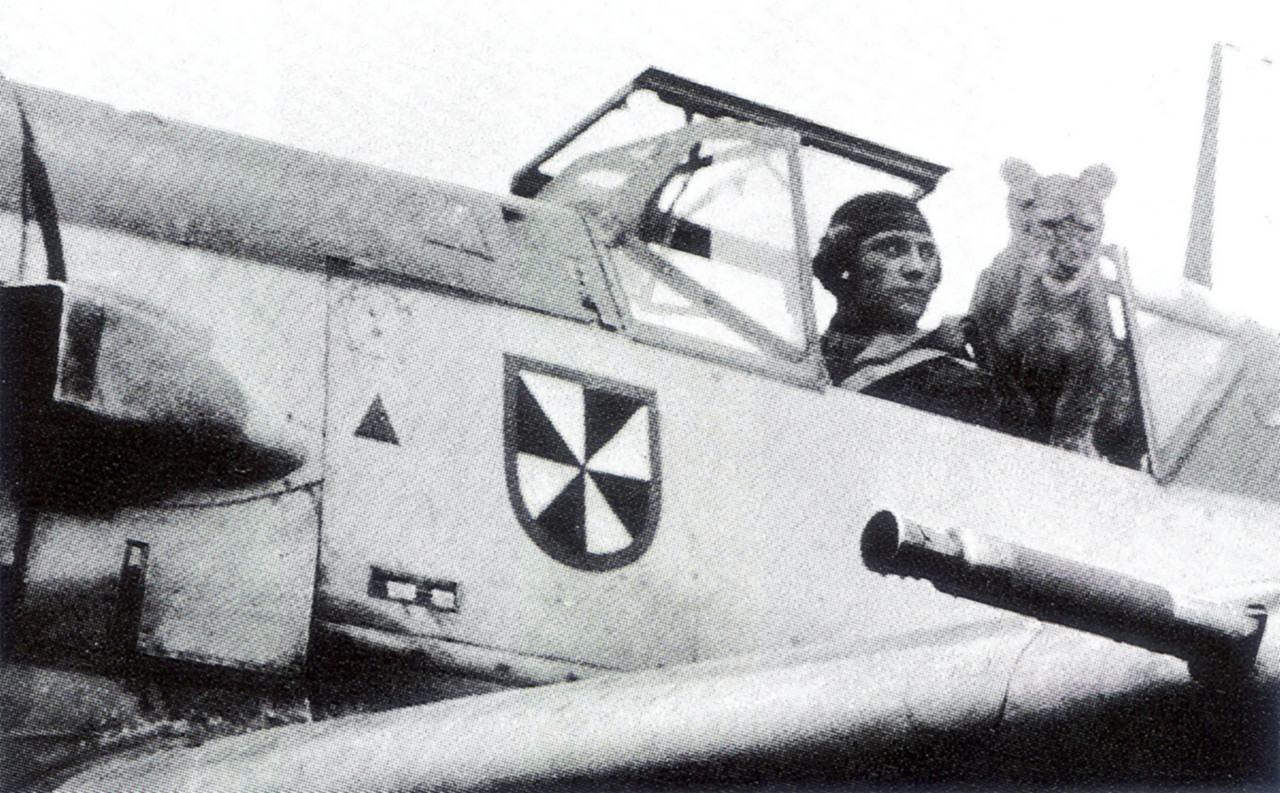 Aircrew-Luftwaffe-ace-JG3-pilot-Franz-von-Werra-with-Simba-1940-02