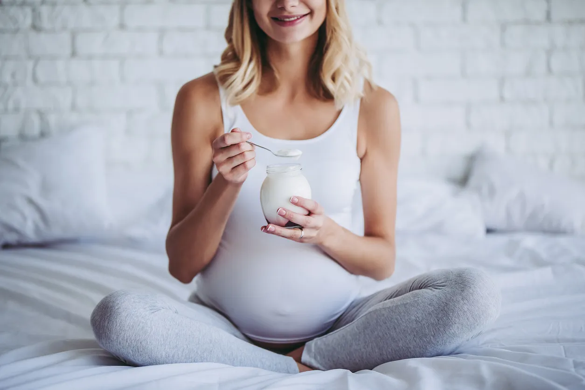 ¿Cuántas calorías debe consumir una mujer embarazada?