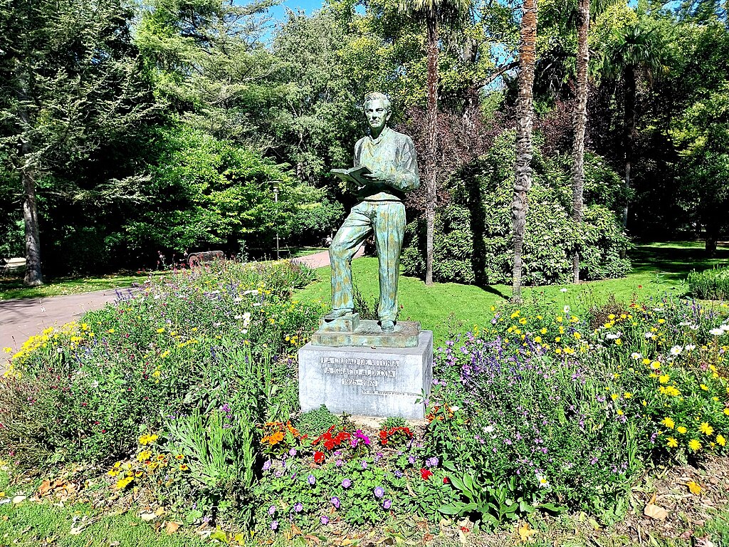 Vitoria-Parque-de-la-Florida-Monumento-a-Ignacio-Aldecoa