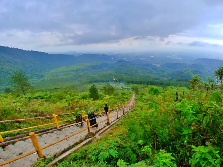 Anak-tangga-menuju-kawah-Gunung-Galunggung-Tasikmalaya-768x576