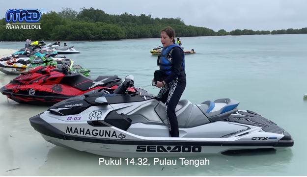 Maia Estianty saat berlibur di Pulau Seribu