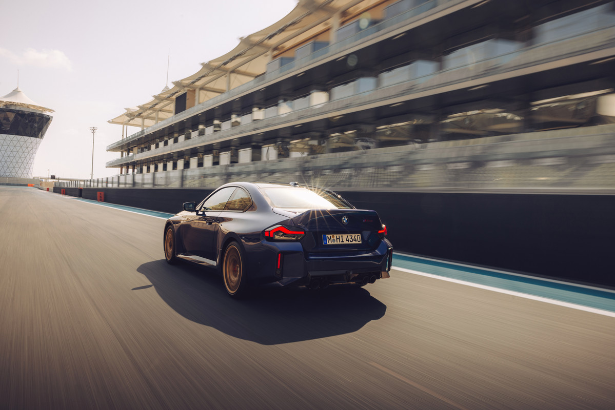 P90600926_highRes_the-new-bmw-m2-cs