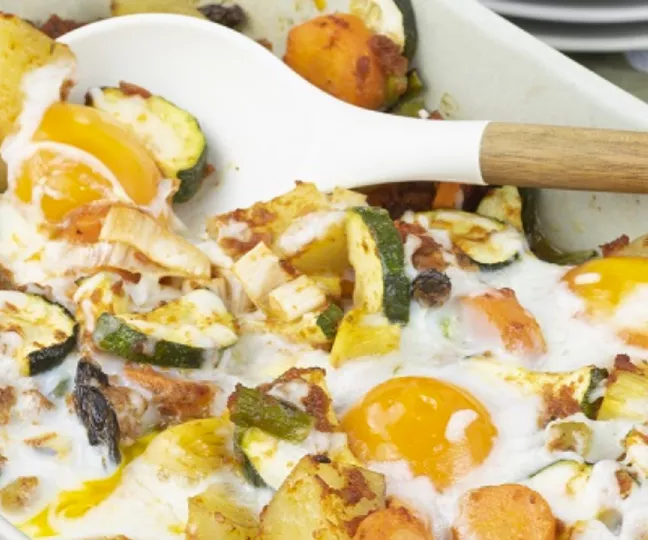 Huevos al horno con verduras mediterráneas