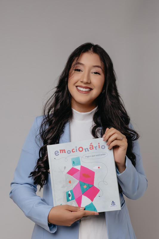 Nikiele Cássia da Silva - Psicóloga com livro Emocionário