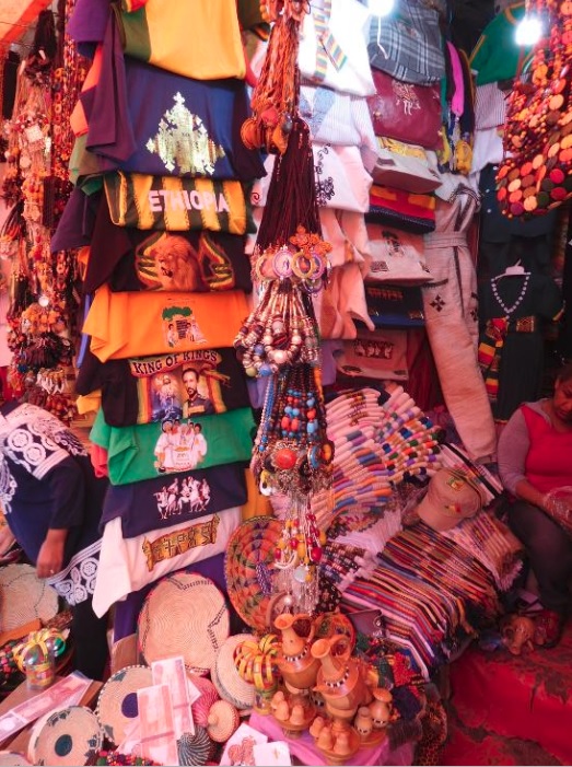 Pasar Chiromeda tempat terbaik untuk mencari kerajinan selimut tenunan tangan dan gaun katun khas Ethiopia.