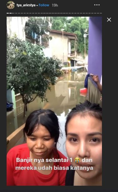 Aktris Peran Tya Ariestya saat mengunjungi korban banjir.