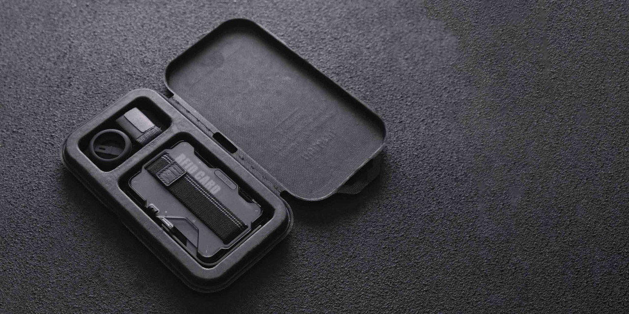 Portofel Compatibil MagSafe Aulumu G03 Multi Tool Metal Wallet, Carcasa Aluminiu si Capac Mat Translucid, Grip elastic, Kickstand metalic integrat, suport AirTag, deschizator sticle, rigla integrata, blocare RFID, pana la 12 carduri, Ultra slim, Alb 1 24bdeaca 1363 4cbe 9e3a d17f3c4082a3