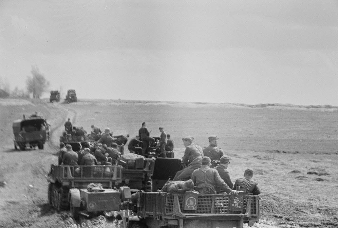 Une colonne de semi-chenillés Sd.kfz.105 FlaK 38 du Leichte Flak Abteilung 71 (11.Panzer-Division).