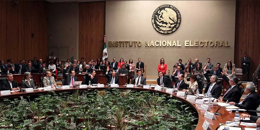 Establece INE medidas cautelares a corcholatas; los insta a conducirse con legalidad