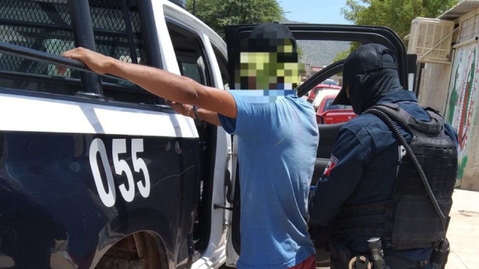 Detienen a dos violentos hombres en Hermosillo; uno golpeó a sus hermanos con una cadena