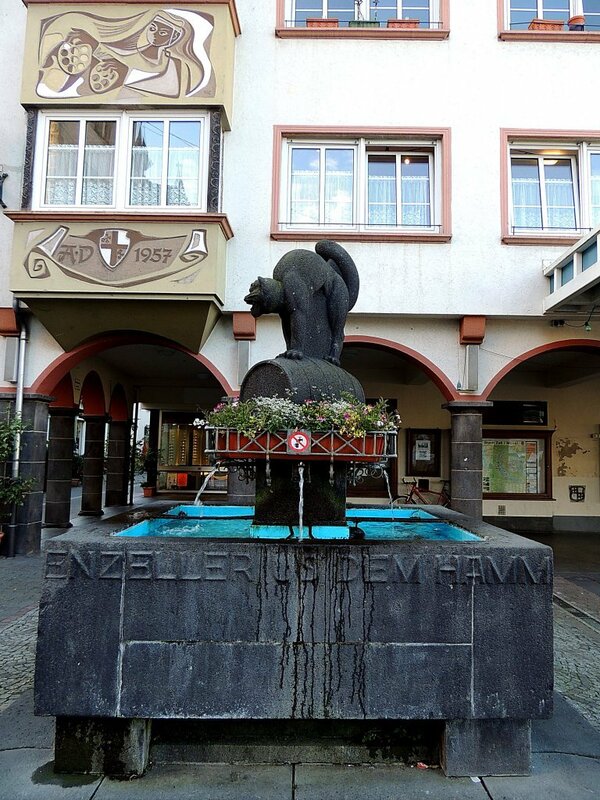 schwarze-katz-brunnen-spendet-leider-nur-wasser-35670