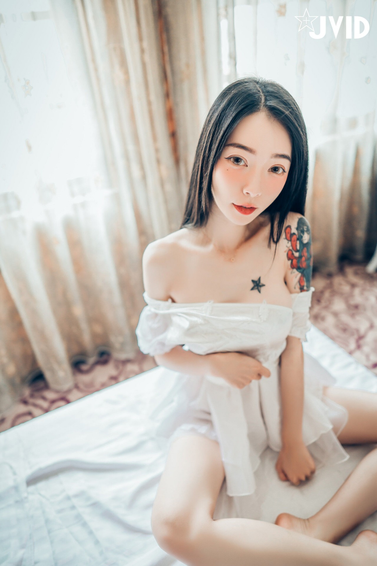 jvid 露出 色色旗袍写真，复古窗边的红衣纹身女孩插图7