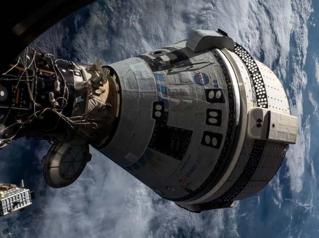 Boeing Starliner an ISS angedockt