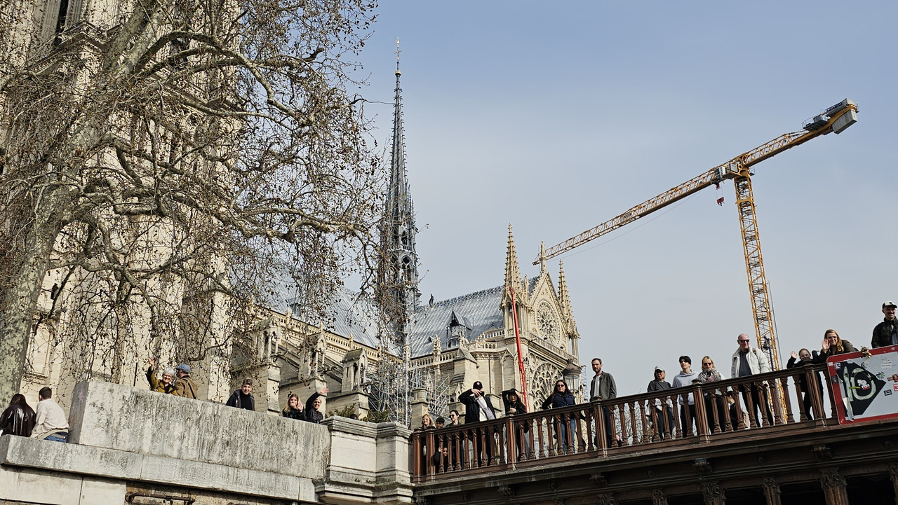 聖母院,可以看到還在修復中。橋上的人熱情地揮手中