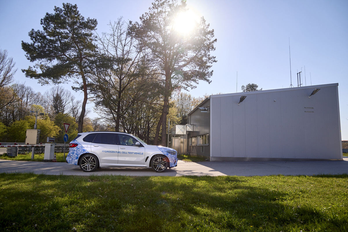 P90424574_highRes_road-testing-bmw-i-h