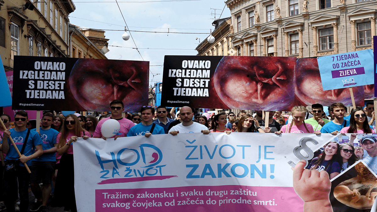 Miles marchan contra del aborto en Croacia