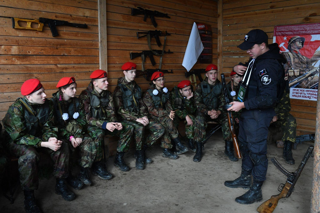 Crianças em treinamento militar em escola na Rússia