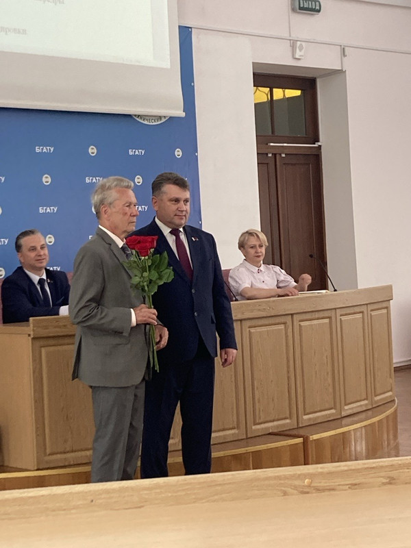 Фото 1: вручение медали ректором