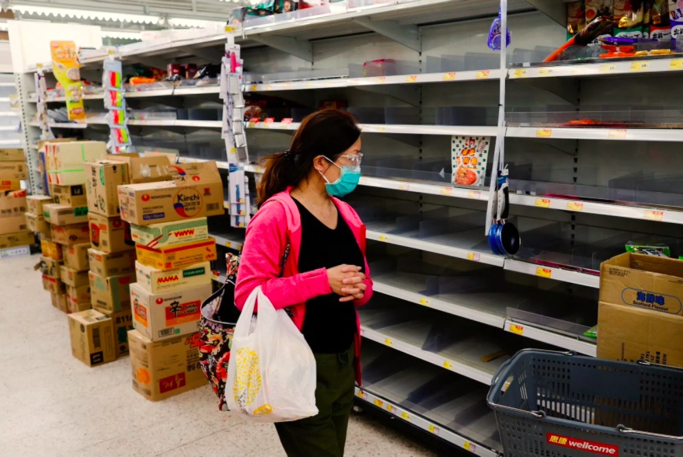 Tiendas de Hong Kong racionan productos ante compras de pánico por COVID-19