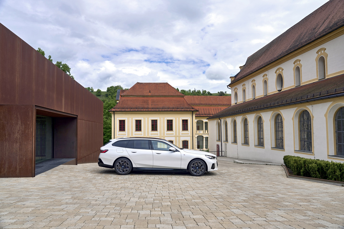 P90551923_highRes_the-new-bmw-530e-tou