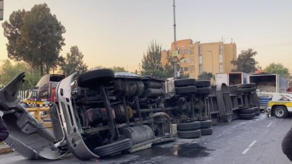 Fatídico accidente en CDMX: Tráiler con 15 toneladas de tela se vuelca en Circuito Interior