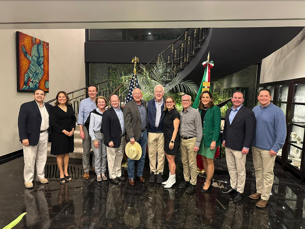 Celebra Ken Salazar reunión de AMLO con legisladores de su país