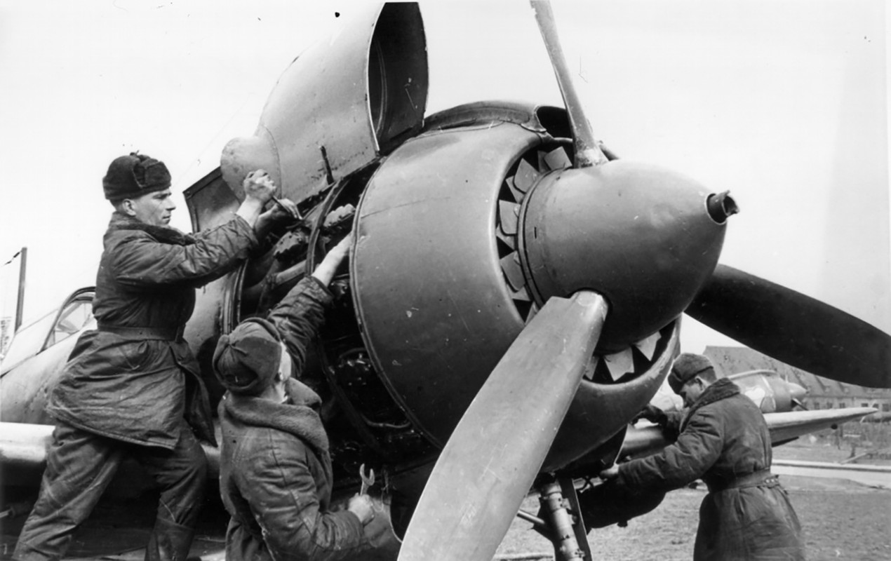 Lavochkin-La-5FN-41GvIAP-mechanics-performing-routine-maintenance-North-Caucasian-front-1943-01