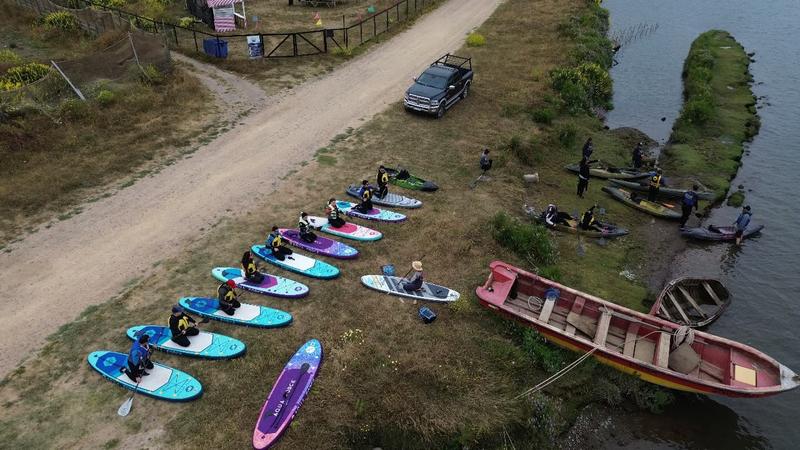 Vista aérea del punto de partida con tablas de SUP junto al río Rapel