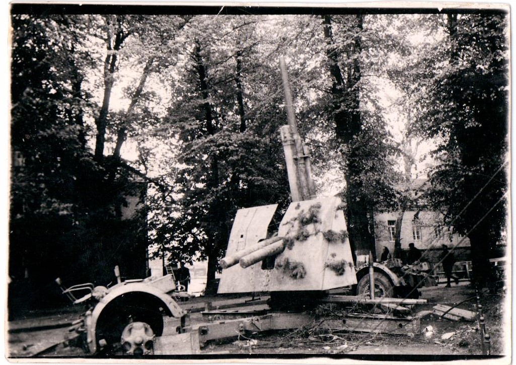 Разбитое нашими танками немецкое зенитное орудие в пригороде Берлина «Улэнхорст».