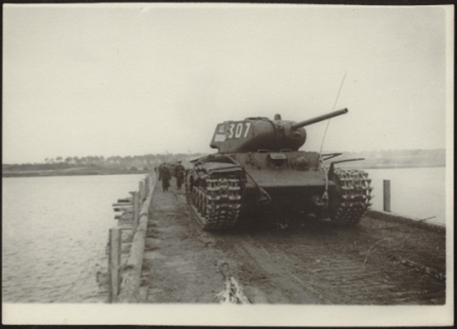 По понтоннной переправе через реку движется танк КВ-1с №307,