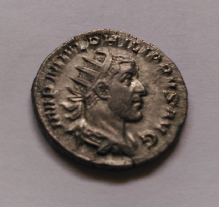 Antoniniano de Filipo I. P. M. TR. P. II COS. P. P. Filipo I en silla curul. Roma IMG-20190117-130645