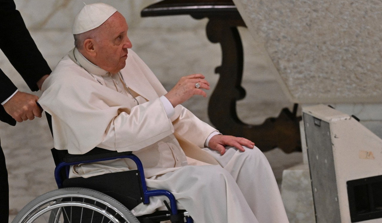 Papa Francisco aparece en silla de ruedas y siguen los rumores sobre su salud