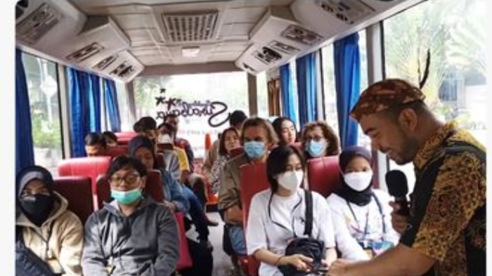 Sejumlah wisatawan sedang mengikuti tur bersama bus Surabaya Shopping and Culinary Track. Saat ini bus SSCT punya rute dan jadwal baru spesial Ramadhan 2023.