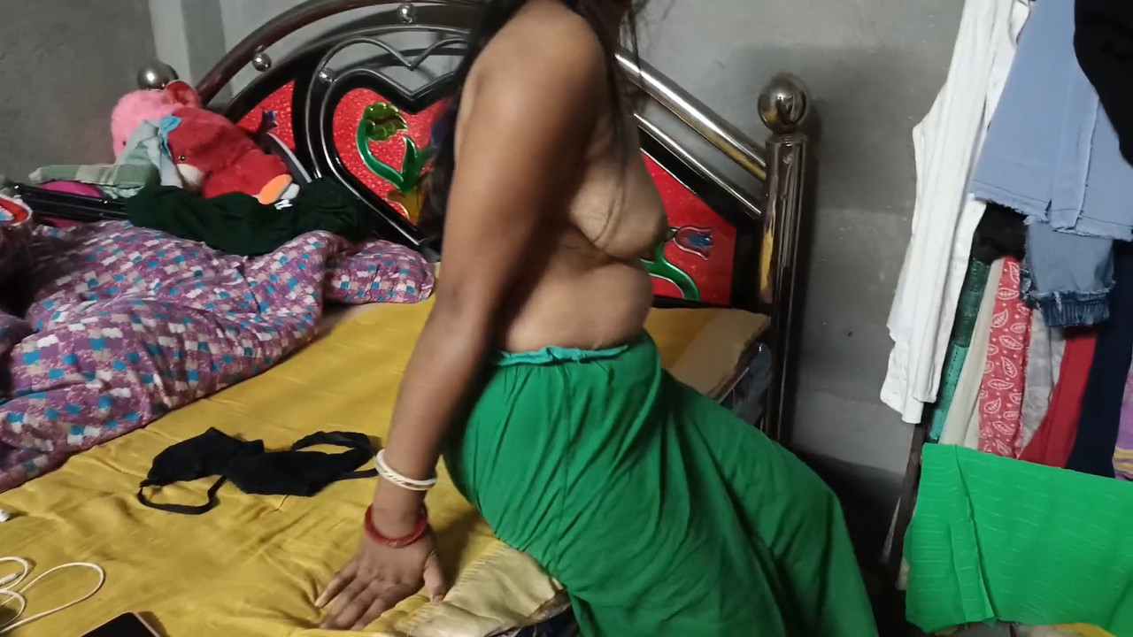 [Image: Desi-Indian-Bhabhi-Showing-Her-Sexy-Boob...28-000.jpg]