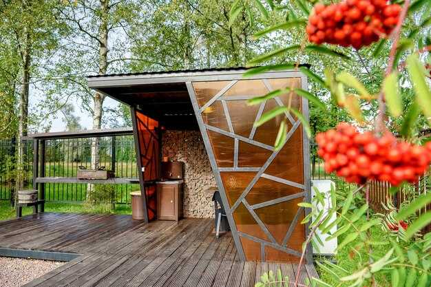 Осуществление уюта: освещение и мебель для беседки