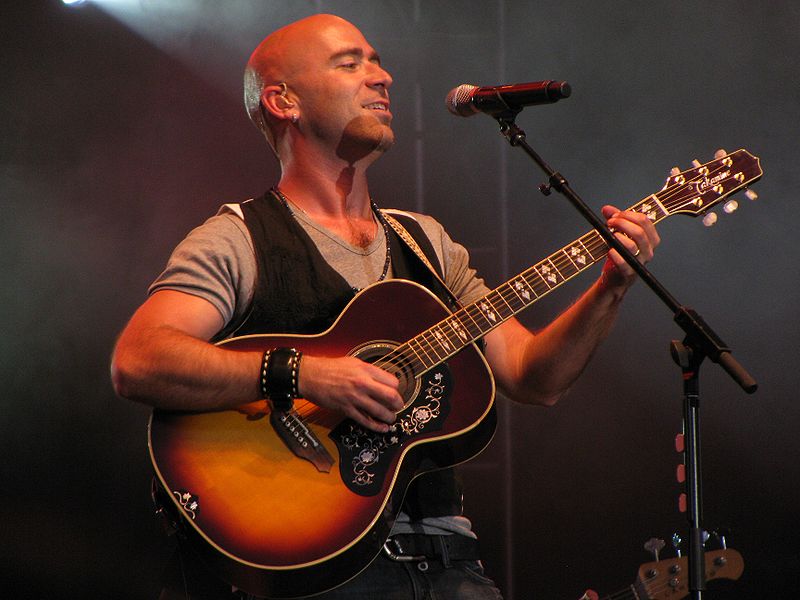 800px-Ed-Kowalczyk-at-Bluesfest-2009.jpg