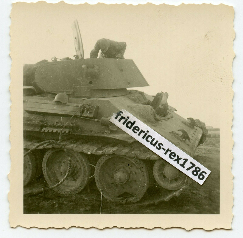 Foto 2 Ostfront sowjetischer Panzer T-34 nach Volltreffer Fahrerluke Füße