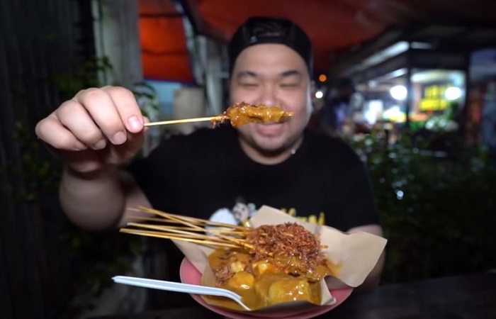 Nex Carlos saat mencoba sajian sate Padang di Sate Padang Sektor 9 Grup.