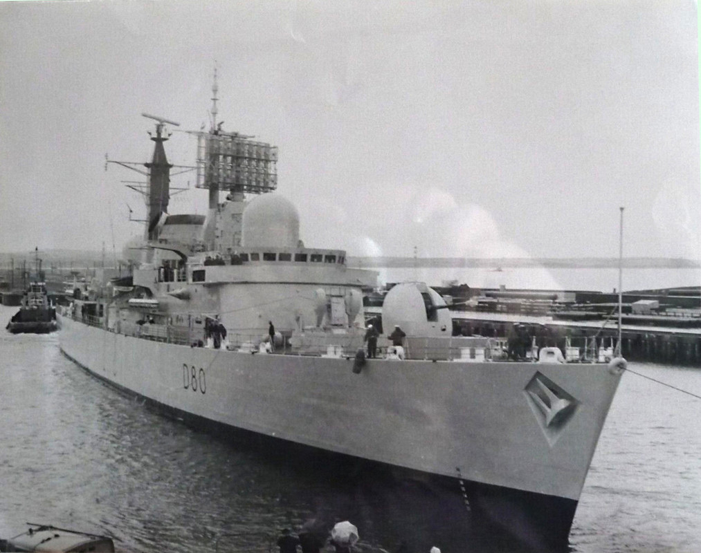 HMS Sheffield (D.80) покидает Барроу-1