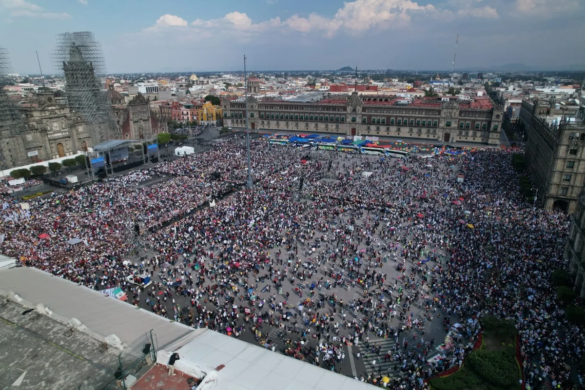 AMLO llena Paseo de la Reforma, pero quedan huecos en el Zócalo
