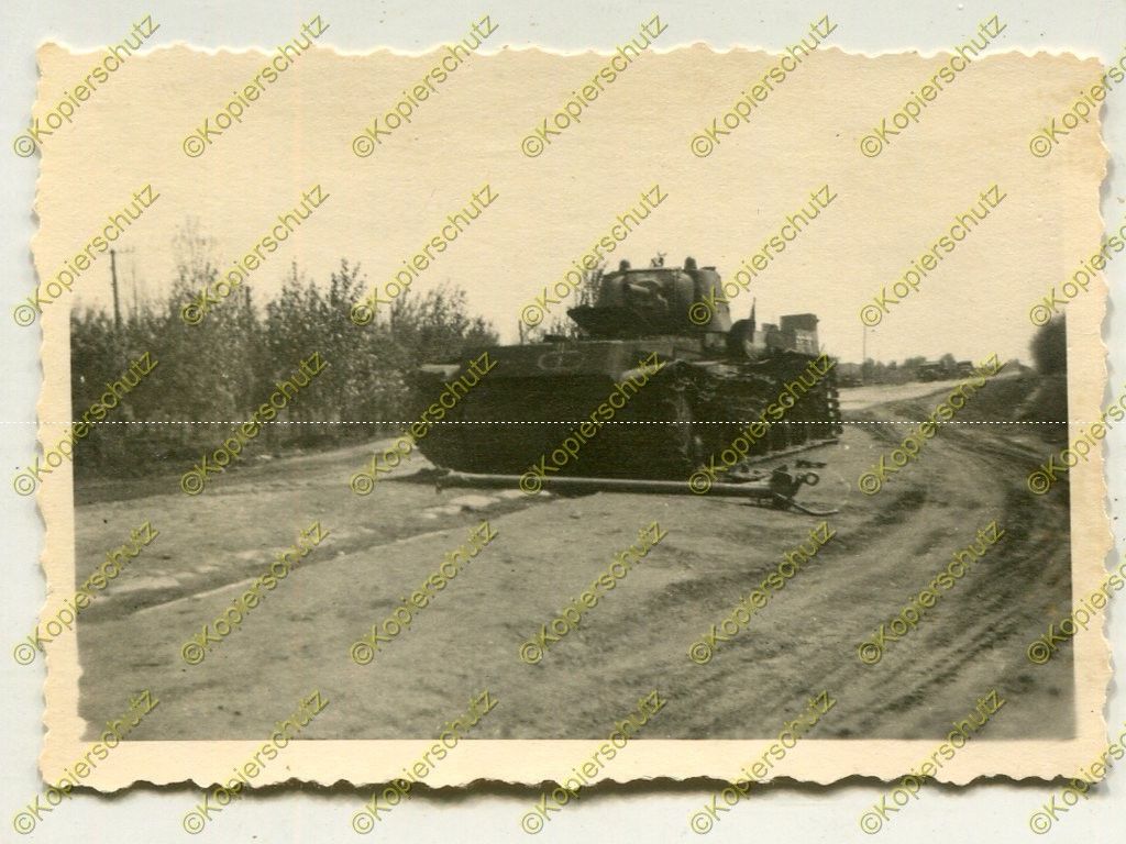 Foto, Wehrmacht, zerstörter Panzer vor Charkow, Russland