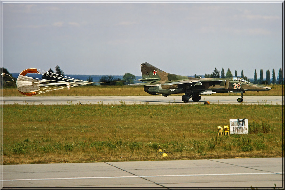 296 APIB MiG-27D 26 Red_61912555172, Summer 1992