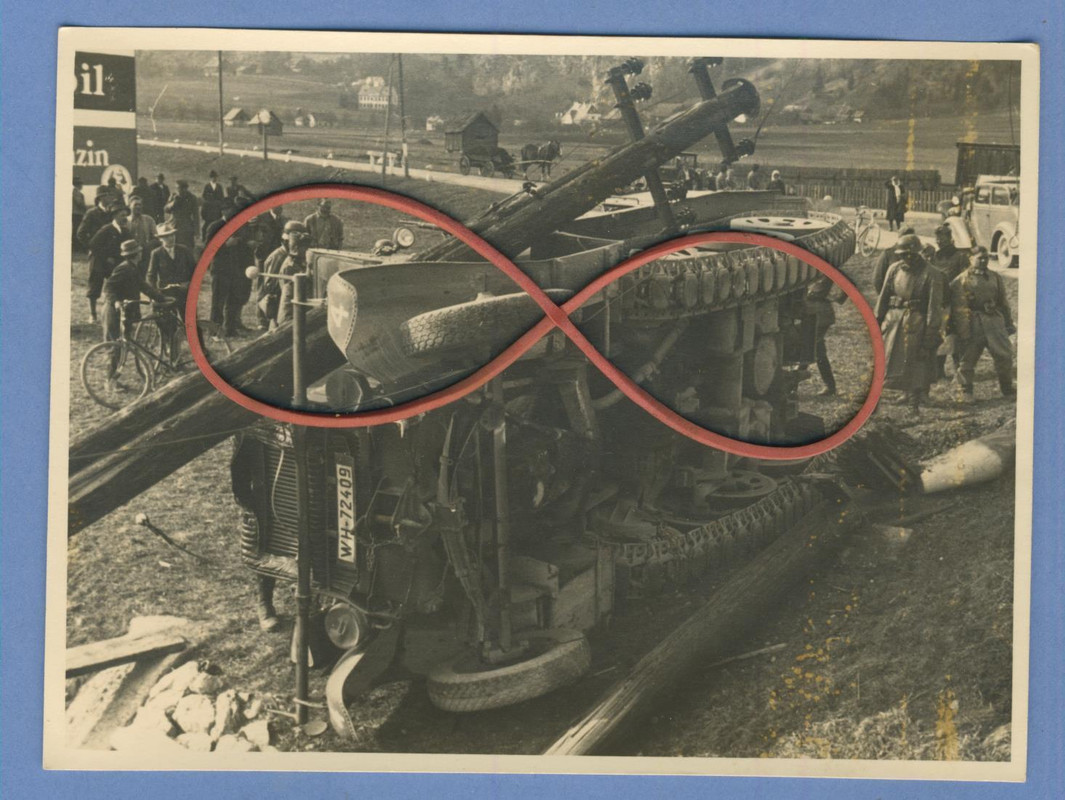 OrigFoto Umgestürzte Halbketten-Zugmaschine SdKf