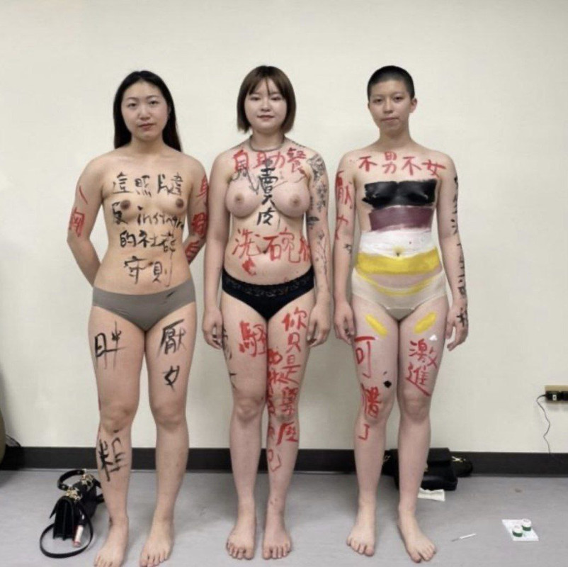 X2台湾国立台北大学女学生校园露奶 (2)