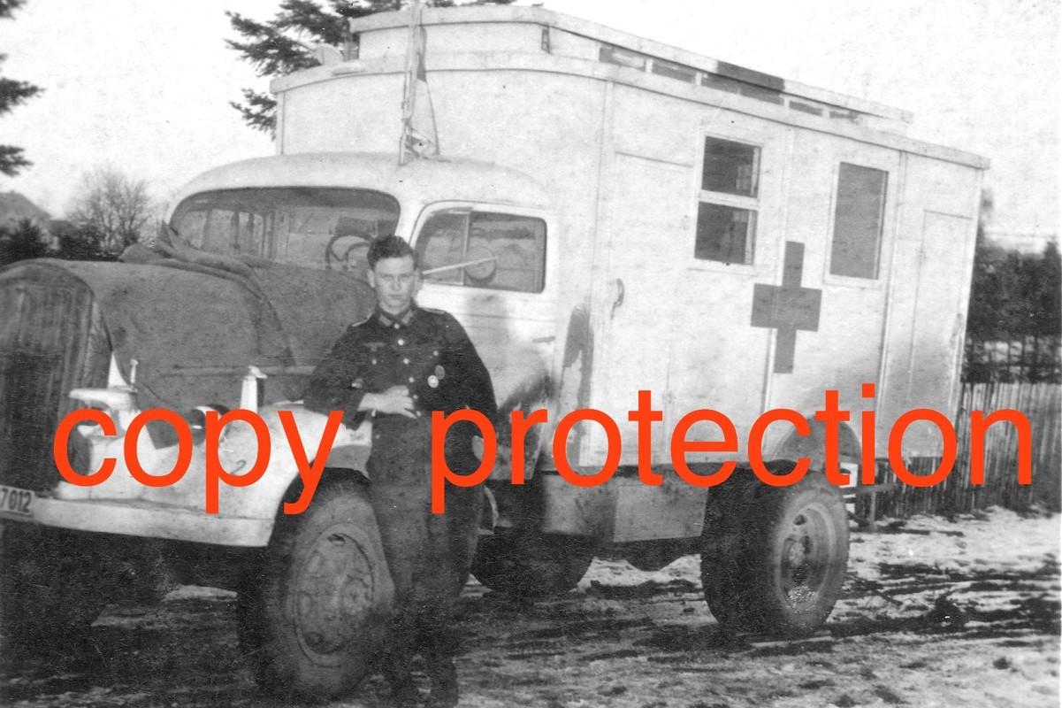 2 Fotos OPEL BLITZ mit Sanitäts-Kofferaufbau 194