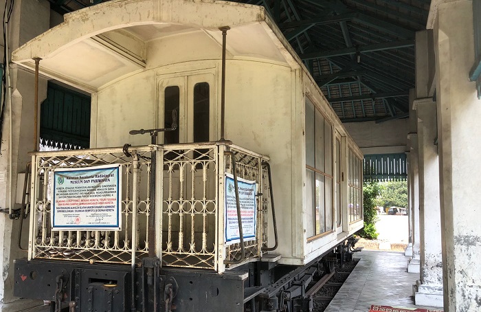 Kereta jenazah Paku Buwono X di Alun-alun Kidul Keraton Surakarta.