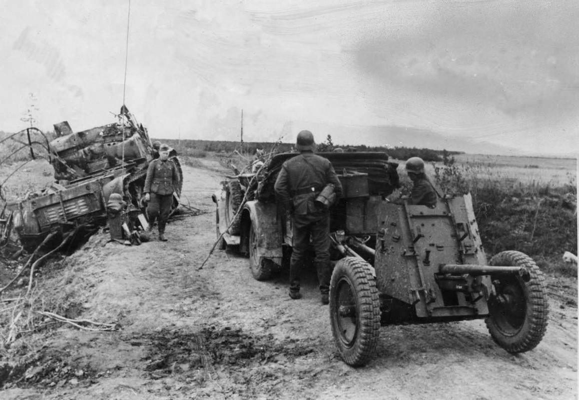 На фото - немецкий артиллерийский расчет 37-мм противотанковой пушки PaK 35-36, буксируемый автомоби