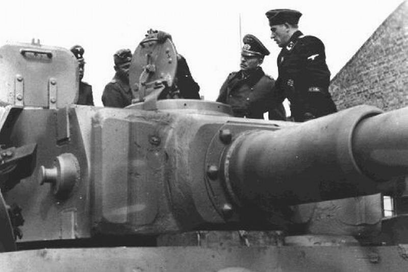 Guderian visita la compaía de tiger LSSAH en Kharkov en abril de 1943